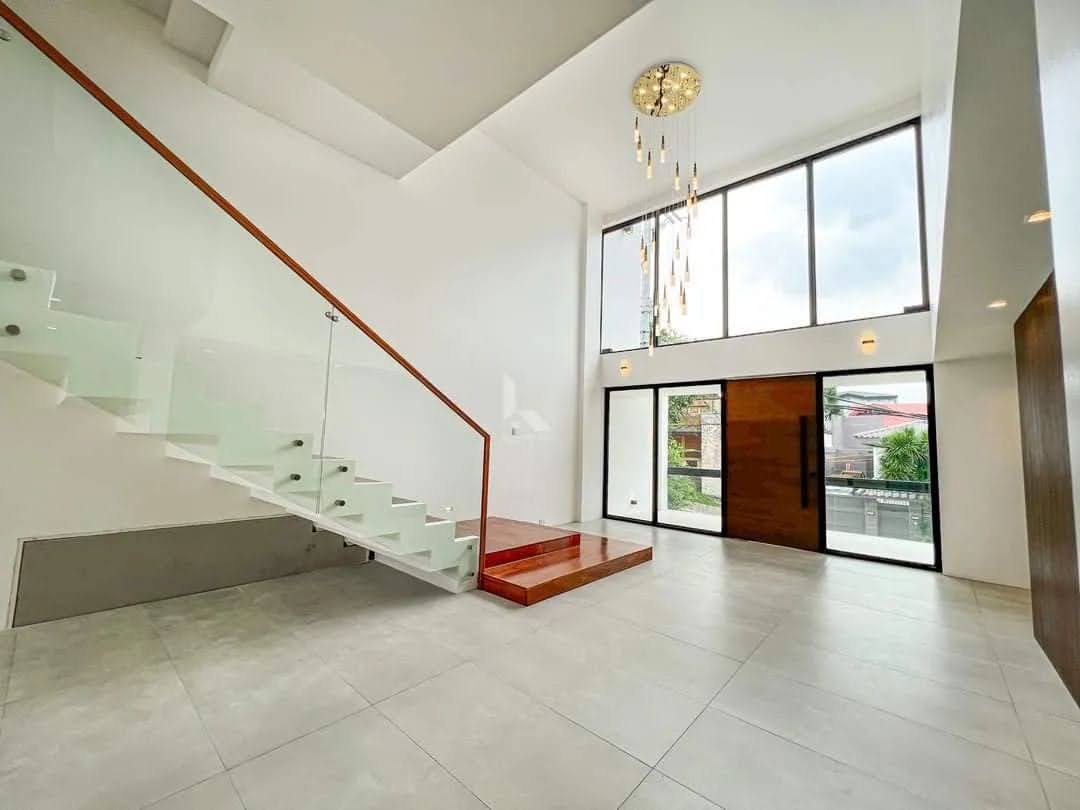 White Plains Village, QC Luxury Home