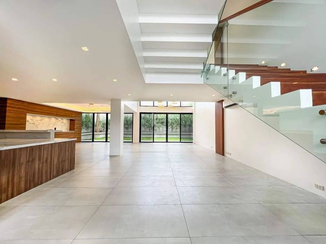 White Plains Village, QC Luxury Home â photo 2 of 9