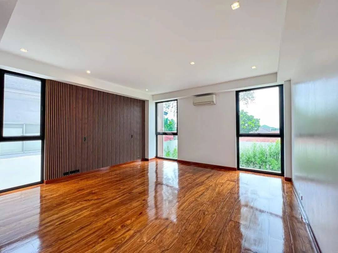 White Plains Village, QC Luxury Home â photo 3 of 9
