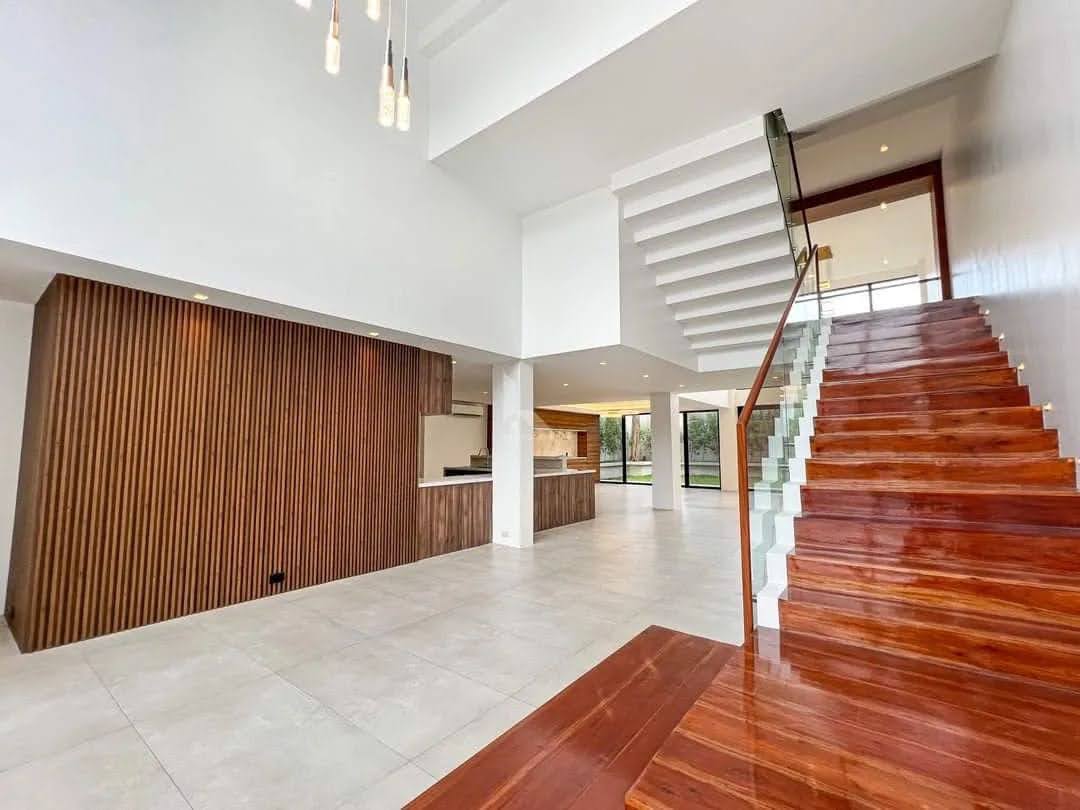 White Plains Village, QC Luxury Home â photo 4 of 9
