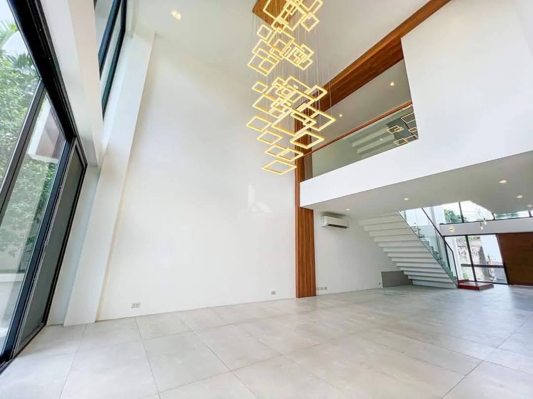 White Plains Village, QC Luxury Home â photo 5 of 9