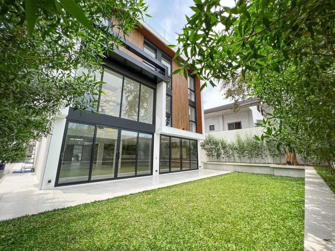 White Plains Village, QC Luxury Home â photo 7 of 9