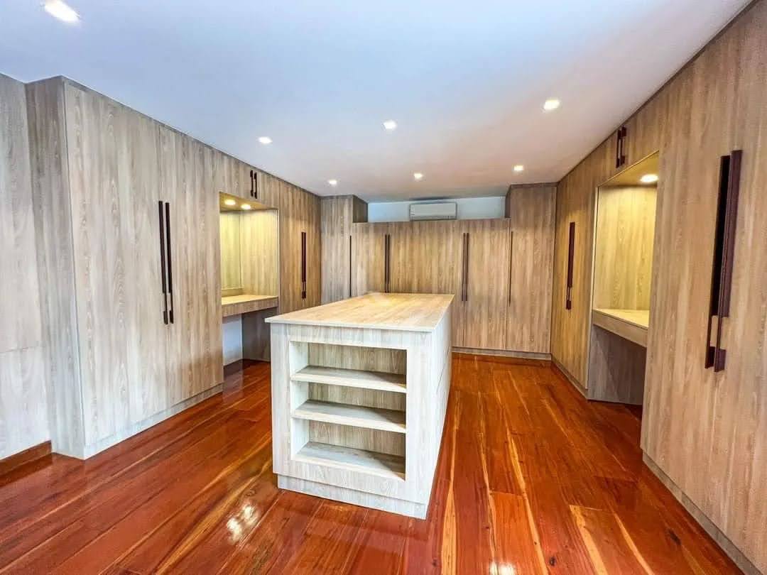 White Plains Village, QC Luxury Home â photo 8 of 9